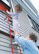 KL-3S 3階用避難はしご。窓やベランダにすぐに装着できる軽量コンパクトな3階用避難はしご。3ステップで誰でも簡単に使用できます。